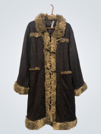 Cappotto marrone con bordo in ecopelliccia Fashion+