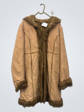 Cappotto marrone in finta pelle scamosciata con bordo in pelliccia e cappuccio