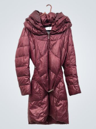 Entdeckung eines roten Steppmantels für Damen