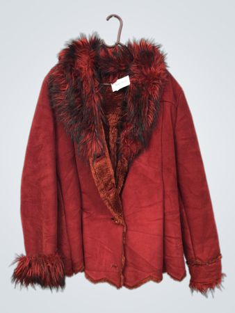 Rote Wildlederimitatjacke mit Kunstpelzbesatz