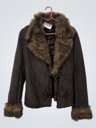 Braune Jacke mit Kunstpelzbesatz