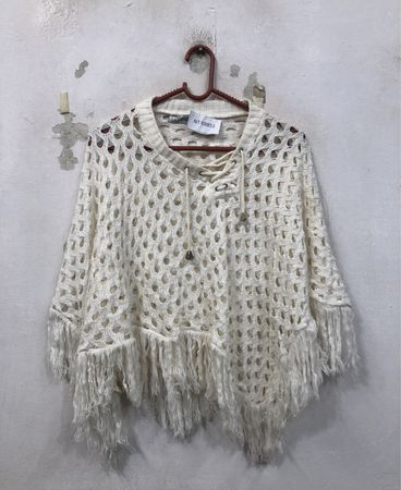 Weißer Häkelponcho mit Fransen und Schnürdetail