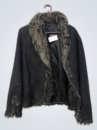 SOFTY COLLECTION Schwarze Jacke mit Kunstpelzbesatz NAC-2825