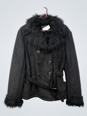 Jacke mit schwarzem Kunstpelzbesatz und Gürtel
