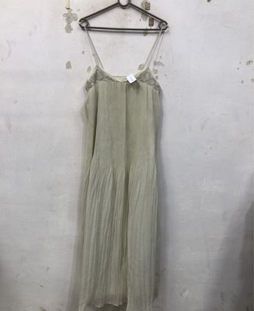 Hellgrünes Slip-Kleid mit Spitzenverzierung