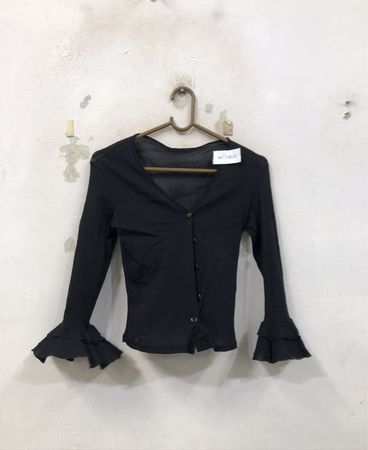 Schwarze Bluse mit langen, gerafften Ärmeln