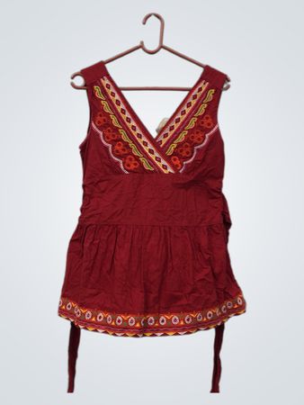 Rotes besticktes ärmelloses V‑Ausschnitt‑Top mit Taillenband zum Binden