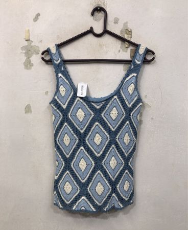 Blaues und weißes gehäkeltes Tanktop
