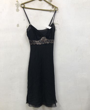 Schwarzes Slip-Kleid mit Spitzenbesatz