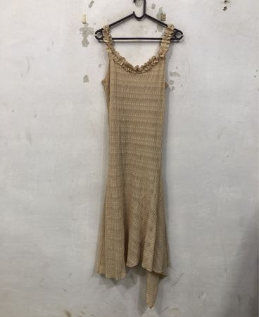 Beiges Kleid mit Rüschen