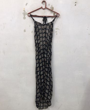 Schwarzes Maxikleid mit Blumenmuster