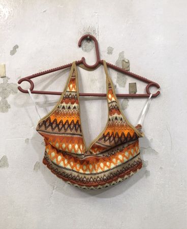 Gekürztes Neckholder-Top mit geometrischem Muster