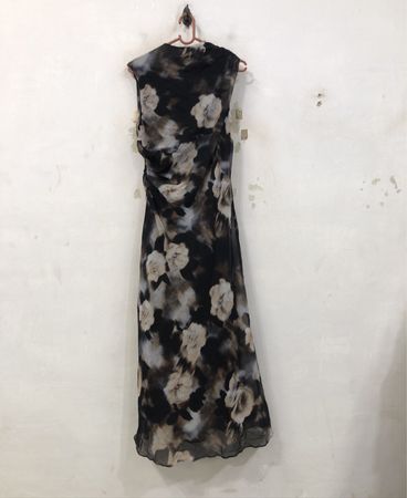 Ärmelloses Kleid mit Blumenmuster und geraffter Seite