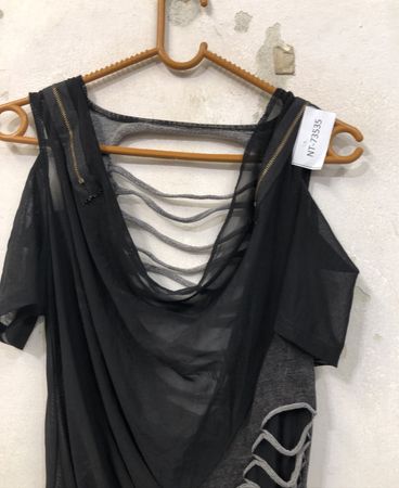 Schwarzes zerrissenes T-Shirt mit Trägern