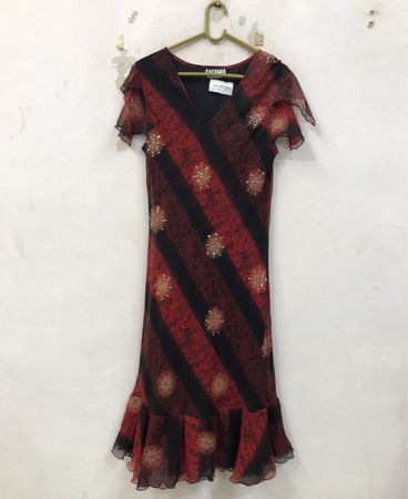 CASAMIA Rot-schwarz gestreiftes Kleid mit Verzierungen