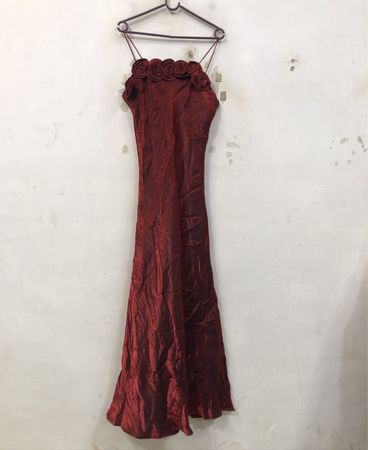 Rotes Rosenverziertes Maxikleid