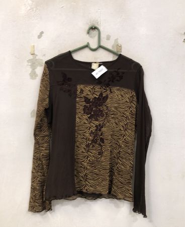 Braunes Langarmshirt mit Zebra-Print und Blumenapplikationen