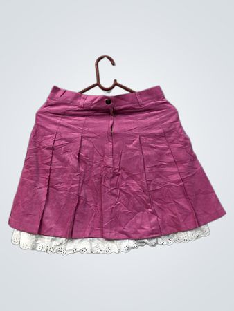 Rosa plissierter Rock mit Spitzenbesatz