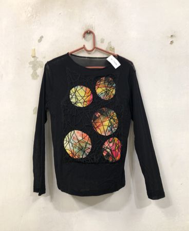 Schwarzes Langarmshirt mit abstraktem Kreisgrafik
