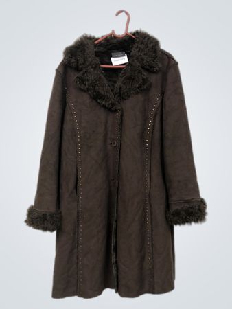 Manteau Kiabi Woman en suédine marron avec bordure en fourrure
