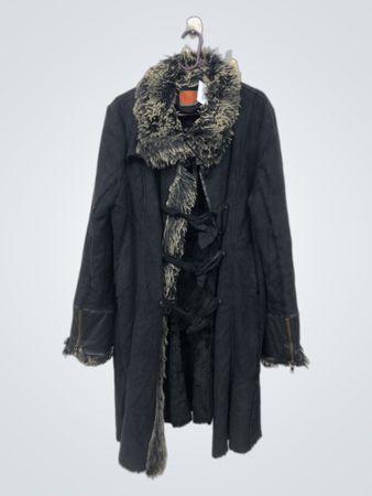 Schwarzer Mantel mit Kunstfellbesatz