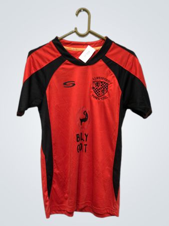 Rotes und schwarzes T-Shirt mit dem Text "ALRESFORD TOWN YFC" und "BILY GO T