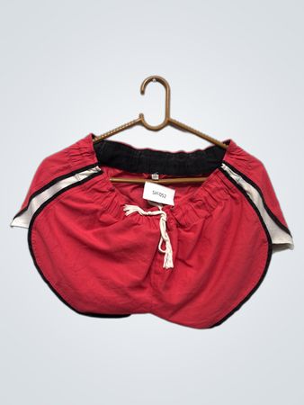 Rote Shorts mit weißer Kordelzug
