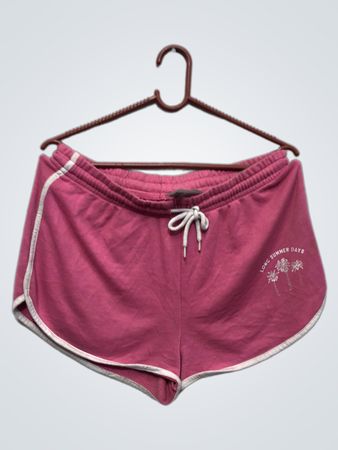 Rosa Shorts mit „Long Summer Days“-Grafik