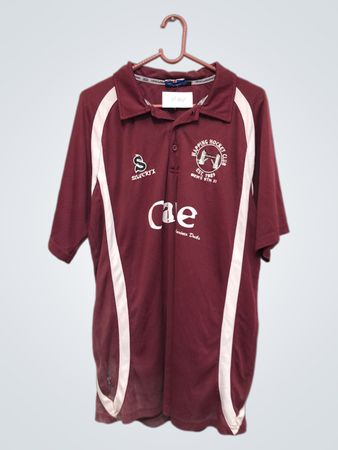 Dunkelrotes Poloshirt mit Wapping Hockey Club und Nummer 13
