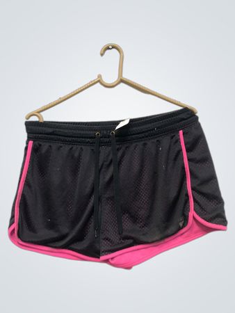Schwarze Shorts mit pinker Einfassung