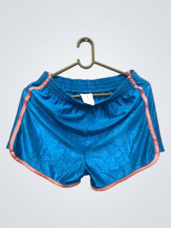 Blaue Sportshorts mit orangefarbener Einfassung
