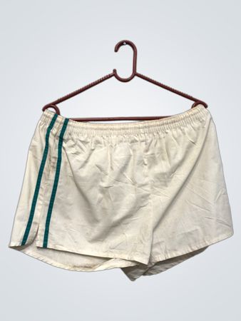 Weiße Shorts mit grünen Streifen