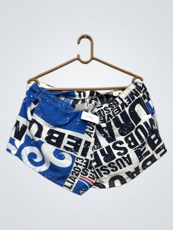 Shorts mit durchgehendem Textdruck