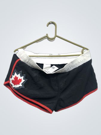 Calhan Sportbekleidung schwarze Shorts mit roter Einfassung und Ahornblatt-Logo