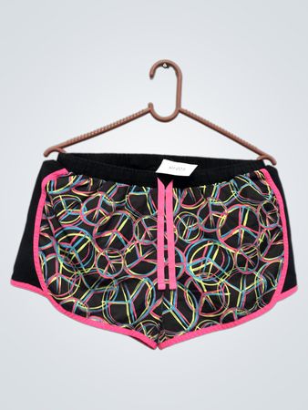 Schwarze Shorts mit buntem Peace-Zeichen-Muster und pinker Einfassung