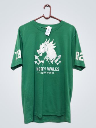 Grünes T-Shirt mit North Wales Roller Derby Drachen-Grafik und Tom Thump 182 auf dem Rücken