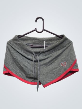 Graue Shorts mit rotem Besatz und Herz-Logo