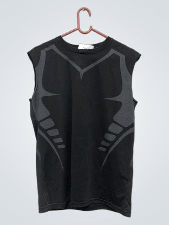 Schwarzes ärmelloses T-Shirt mit grauem Muster
