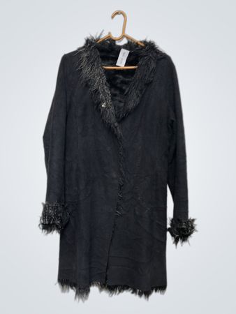 Schwarzer Mantel mit Fellbesatz