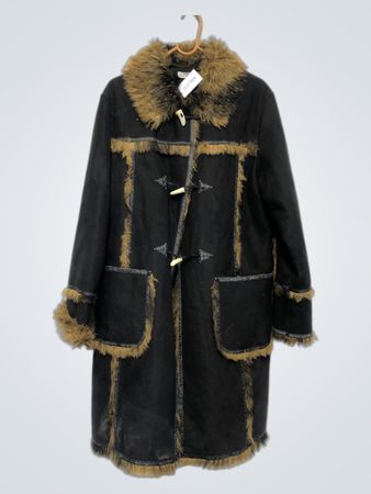 Julie Guerlande schwarzer Dufflecoat mit Kunstpelzbesatz