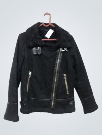Schwarze Kunstschaffellgefütterte Bikerjacke