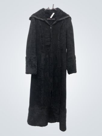 Long manteau noir avec bordure en fourrure