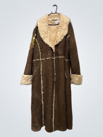 Brauner Wildledermantel mit kurz geschorenem Lammfellfutter, außen in braunes Wildleder