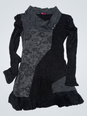 Damenkleid mit asymmetrischem Schnitt, langen Ärmeln und Rüschensaum