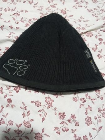 Jack Wolfskin schwarze Mütze mit Pfotenabdruck-Logo