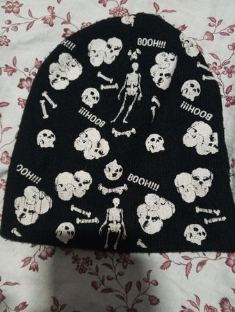 Schwarze Mütze mit Totenkopf- und Skelettaufdruck