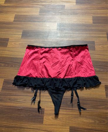 Rotes und schwarzes Dessous-Set mit Strumpfhaltern