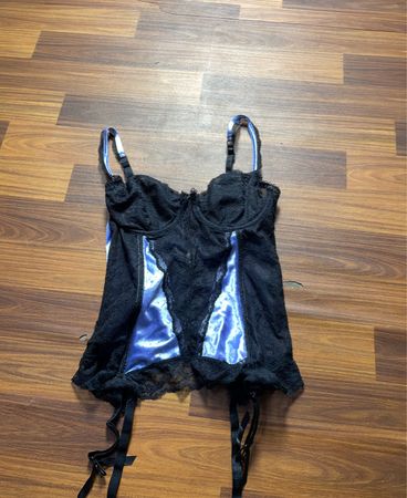 Schwarzes und blaues Spitzenkorsett mit Strapshaltern