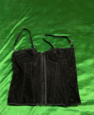 Schwarzes Spitzenkorsett mit Haken- und Ösenverschluss und verstellbaren Trägern