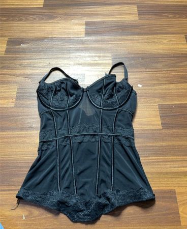 Schwarzes Korsett-Top mit Spitzenbesatz